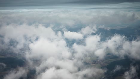 Fliegen-über-Den-Weißen-Wolken