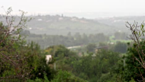 Regen-Fällt-Mit-Grünen-Hügeln-Im-Hintergrund2