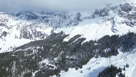 Fronalpstock-mountains-under-heavy-clouds-in-Glarus,-Switzerland