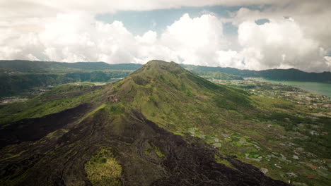 Cráteres-Volcánicos,-Cumbres-Montañosas,-Entorno-Accidentado,-Terreno-De-Lava