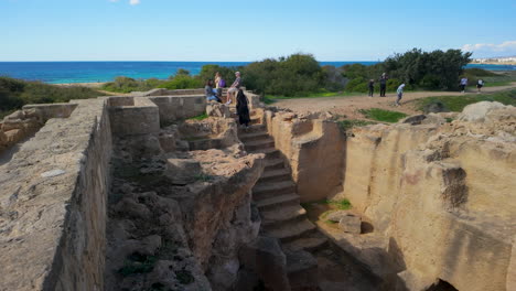 Ein-Blick-Auf-Die-Gräber-Der-Könige-Mit-Touristen,-Die-Den-Ort-Erkunden