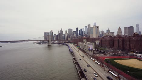 Lower-Manhattan-Blick-Von-Der-Manhattan-Bridge-Schwenk-Nach-Links-In-Richtung-Brooklyn