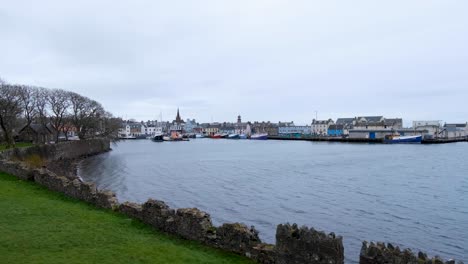 Vista-Panorámica-Con-Vistas-Al-Agua-Del-Océano-Y-Al-Puerto-Con-Barcos-Amarrados,-Barcos-Y-Casas-Frente-Al-Mar-En-La-Ciudad-De-Stornoway,-Hébridas-Exteriores,-Escocia,-Reino-Unido