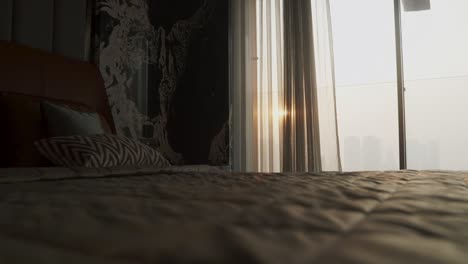 Elegante-Bettwäsche-Eines-Luxushotelzimmers-Mit-Sonnenlicht-Durch-Das-Glasfenster