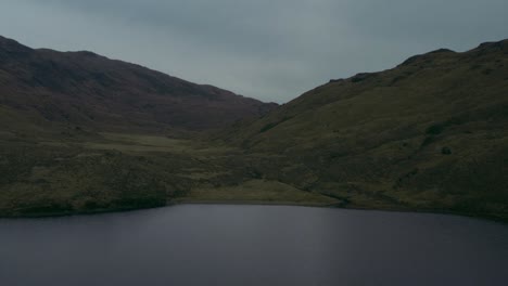 Friedlicher-Flug-über-Den-See-Nahe-Der-Isle-Of-Mull,-Schottland