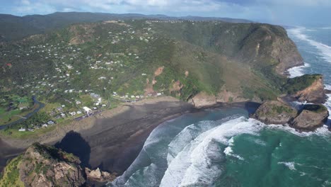 Küstenhäuser-In-Piha-Mit-Blick-Auf-Den-Strand-Und-Die-Tasmansee-Im-Sommer-In-Auckland,-Neuseeland