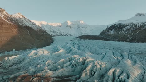 Gletscher-Und-Bergkette-Im-Hintergrund