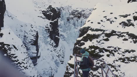 Touristen-Erkunden-Den-Aussichtspunkt-Des-Berühmten-Wahrzeichens-Fjaðrárgljúfur-Canyon,-Island-Reiseziel