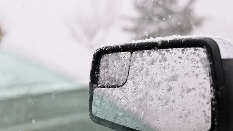 Copos-De-Nieve-Pesados-Que-Caen-Sobre-El-Espejo-Del-Camión-Del-Lado-Del-Conductor-En-Una-Tormenta-De-Invierno-A-60-Fps