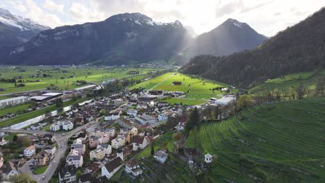 Puesta-De-Sol-Sobre-Weesen,-Suiza,-Mostrando-Un-Pueblo-Ubicado-Entre-Exuberantes-Colinas-Y-Montañas.