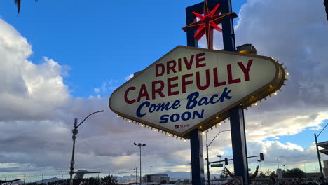 Conduce-Con-Cuidado,-Vuelve-Pronto,-El-Otro-Lado-Del-Fabuloso-Cartel-De-Bienvenida-A-Las-Vegas-Nevada-Al-Final-Del-Strip.