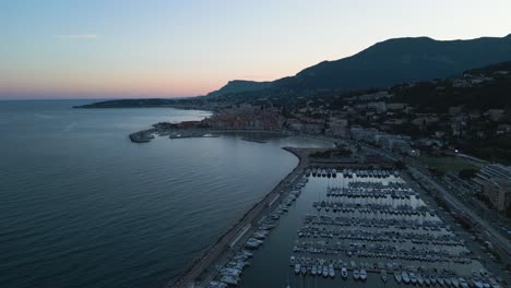 Menton-An-Der-Französischen-Riviera-In-Der-Abenddämmerung,-Mit-Blick-Auf-Den-Jachthafen-Und-Die-Küste,-Luftaufnahme