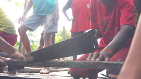 Teamarbeit-Einheimischer-Papua-Stammeskinder,-Die-Zusammenarbeiten,-Indonesien,-Asien