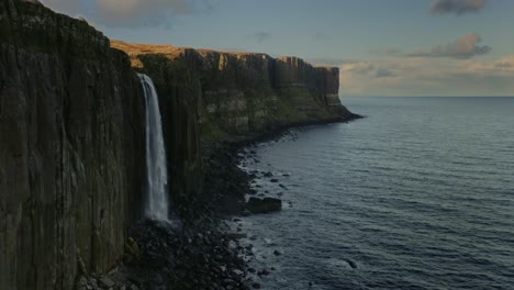 De-Cerca-Dolly-En-Vuelo-Panorámico-Revela-La-Cascada-De-Kilt-Rock,-Isla-De-Skye,-Escocia