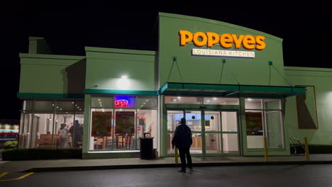 Night-shot-of-storefront-of-Popeyes-chicken-restaurant-with-4k-resolution