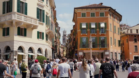 Bulliciosas-Calles-De-Verona-Con-Turistas-En-Un-Día-Soleado