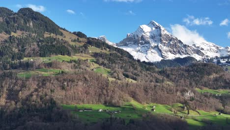 Vista-Aérea-Del-Pueblo-Weesen-En-Suiza-Con-Una-Majestuosa-Montaña-Cubierta-De-Nieve-Al-Fondo