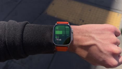 Neue-Moderne-Innovative-Apple-Watch-Ultra-Mit-Orangefarbenem-Silikonarmband-Am-Männerhandgelenk