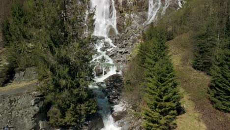 Cascada-De-Nardis,-Trentino,-Alpes-Italianos,-Italia