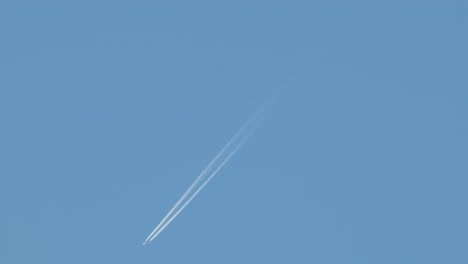 Aeroplane-With-Contrails-Clear-Blue-Sky-Australia,-Victoria,-Gippsland,-Maffra-Daytime-Wide-Shot