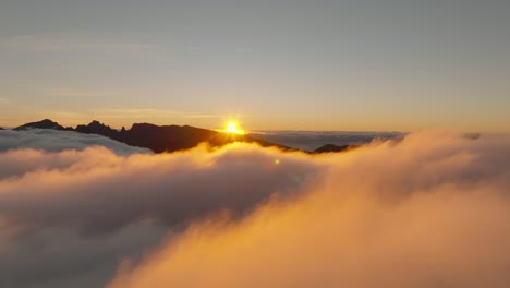 Vuelo-De-Drones-Sobre-Las-Nubes-Durante-Un-Amanecer-En-Madeira-Portugal
