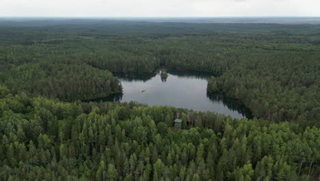 Vista-Aérea-Del-Pequeño-Lago-De-Aguas-Oscuras-Paukjarv-En-El-Norte-De-Estonia