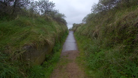 Weite-Aufnahme-Mit-Blick-Auf-Eine-Alte-Militärische-Betonstraße,-Die-Zum-Strand-Bei-Theddlethorpe,-Dünen,-Nationales-Naturschutzgebiet-Bei-Saltfleetby-Führt