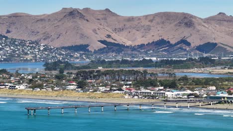 Nuevo-Suburbio-De-Brighton-Con-El-Muelle-Y-Richmond-Hill-Al-Fondo,-Christchurch