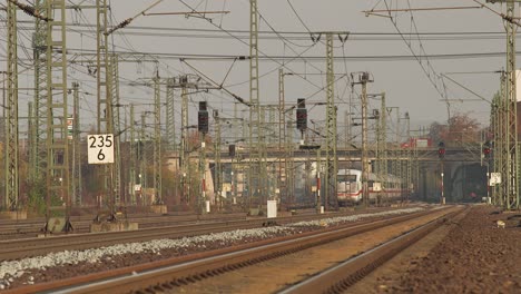 Bahngleise,-Die-Sich-Bis-Zum-Horizont-Einer-Goldenen-Stunde-Mit-Zügen-Und-Signalen-Erstrecken