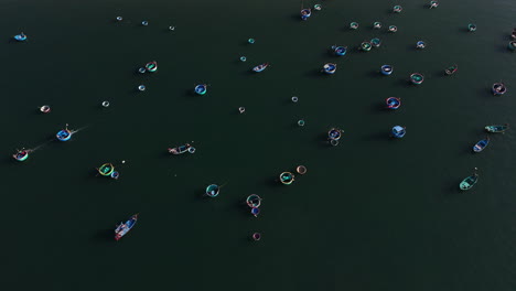 Traditionelle-Korbboote,-Die-Von-Lokalen-Fischern-In-Südostasien,-Vietnam-Verwendet-Werden
