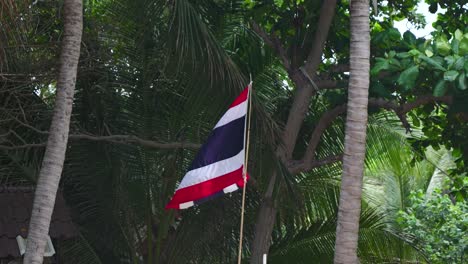 Bandera-Nacional-Tailandesa-Ondeando-Maravillosamente-En-Cámara-Lenta-Contra-La-Jungla-Con-Coco