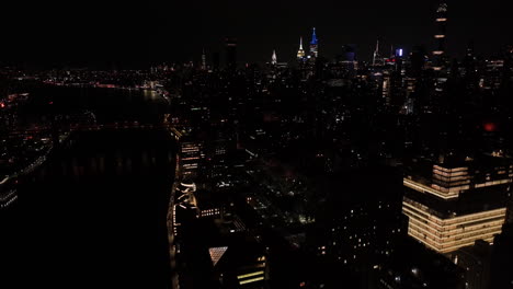 Manhattan-Y-Un-Sitio-De-Construcción-De-Acero-Flotante,-Noche-En-Nueva-York:-Descenso,-Disparo-De-Drone