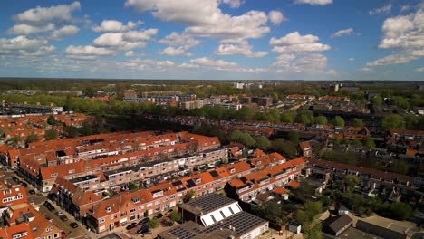Wolkenschatten-Zieht-über-Rote-Ziegeldächer-Eines-Mehrfamilien-Eigentumswohnungskomplexes