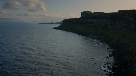 Dolly-Im-Flug-In-Der-Nähe-Der-Küstenklippen-Der-Isle-Of-Skye-In-Schottland-Mit-Blick-Auf-Das-Meer-Und-Den-Himmel-Am-Horizont