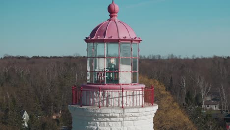 Vibrante-Primer-Plano-De-Un-Faro-Histórico-Con-Una-Cúpula-Roja-En-Un-Día-Claro