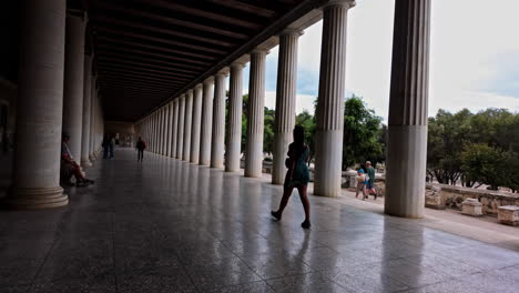 Caminando-A-Través-De-La-Galería-De-Columnas-De-La-Stoa-De-Attalos-En-El-Museo-Del-Ágora-Antigua,-Atenas,-Grecia