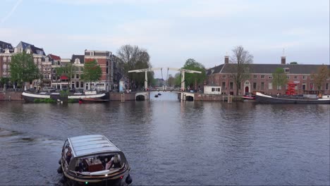 Vista-Del-Canal-De-Amsterdam-En-Un-Día-Soleado