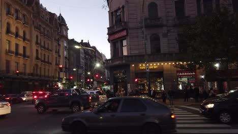 Der-Riesige-Stadtverkehr-In-Der-Nacht-In-Buenos-Aires,-Im-Kongressviertel