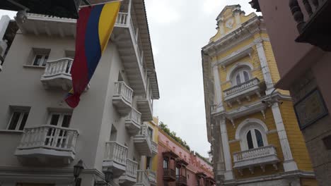 Colorful-buildings-with-balconies,-beautiful-colonial-architecture-in-Cartagena,-Colombia
