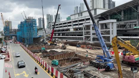 Sitio-De-Construcción-En-Curso-Fuera-De-La-Estación-Central-De-Johor-Bahru-Y-Jb-City-Square,-Un-Centro-Comercial-En-Johor,-Malasia