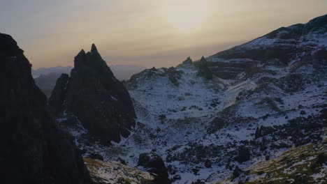 El-Vuelo-Hacia-Atrás-A-Través-De-La-Isla-De-Sky-Highlands-Revela-Al-Anciano-De-Storr-En-Escocia