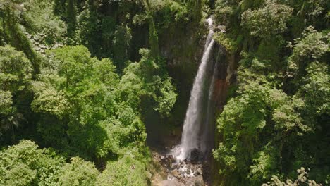 Waterfall-in-Panama-jungle,-Boquete