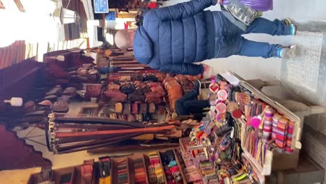 Vertical,-Gente-De-Compras-En-Los-Estrechos-Callejones-Del-Zoco-De-La-Antigua-Medina-De-Fez,-Marruecos