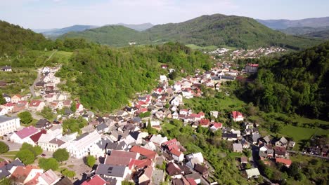 Vista-Panorámica-Sobre-La-Ciudad-De-Štramberk-Durante-El-Verano-En-La-República-Checa---Disparo-De-Drones