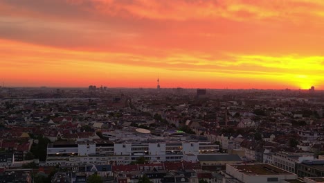 Neuer-Tag-Am-Frühen-Morgen,-Stadt-Berlin-Fernsehturm-Orangefarbener-Himmel-Sonnenaufgang