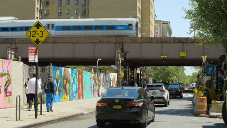 Tren-De-Cercanías-Pasando-Por-La-Calle-Harlem-Nyc