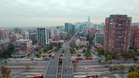 Luftaufnahmen-Von-Drohne-Fliegen-Santiago-De-Chile-Stadtgebiet-Verkehr-Und-Gebäude
