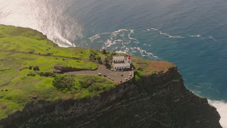 Drohnenflug-über-Den-Leuchtturm-Auf-Der-Klippe-In-Madeira,-Portugal
