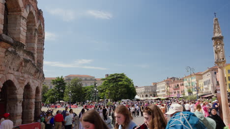 Belebter-Platz-In-Verona-Im-Frühling,-Menschen-Schlendern-In-Der-Nähe-Antiker-Ruinen