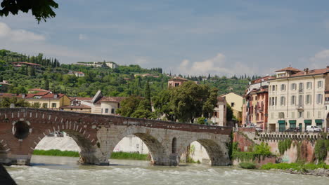 Malerische-Aussicht-Auf-Verona-Mit-Alter-Brücke-Und-Sanften-Hügeln